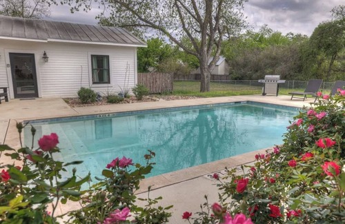 Fredericksburg House | Cottage w/Pool Access-Walk to Main St!