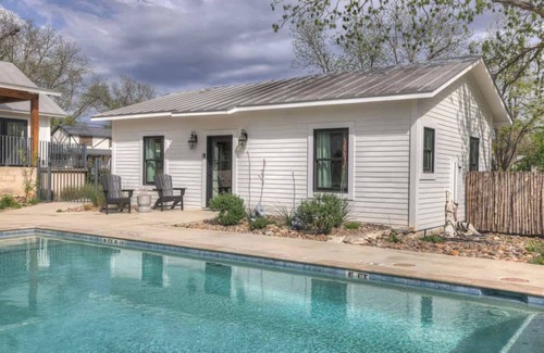 Fredericksburg House | Cottage w/Pool Access-Walk to Main St!