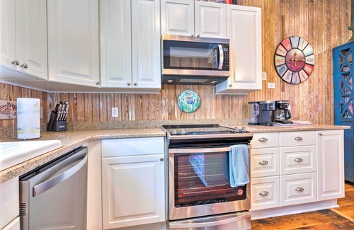 Old Town Cottage | Cottage w/Porch - 3 Min Walk to Bay St Louis