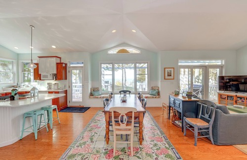 Manistee Cottage | Cottage w/Private Beach + Fire Pit in Manistee!