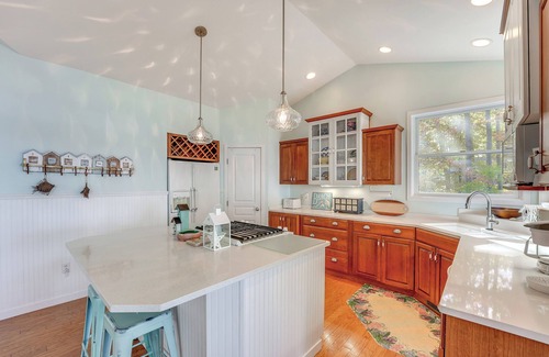 Manistee Cottage | Cottage w/Private Beach + Fire Pit in Manistee!