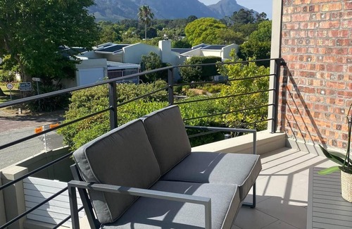 Constantia Cottage | Cottage with beautiful Mountain Views and a pool
