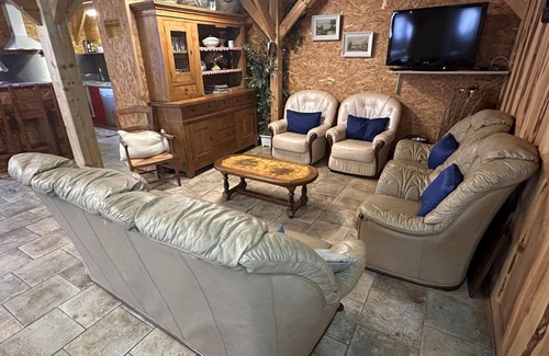 Vernusse Cottage | Cottage with covered pool, pets allowed in Vernusse