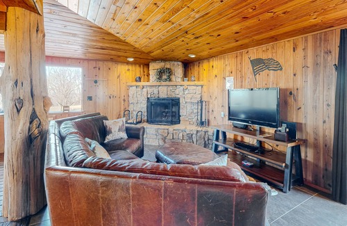 Eureka Springs Cottage | Cottage with garden patio, washer/dryer, central AC & grill