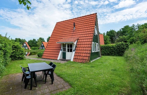 Bant House | Cottage with garden, near fishing pond