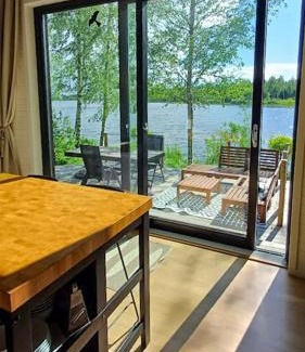 Sandviken House | Cottage With Lake View And Boat At Lake Storsjön