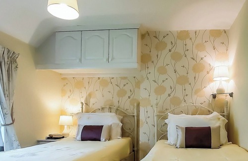 Alford Cottage | Cottage with two doubles and one twin.