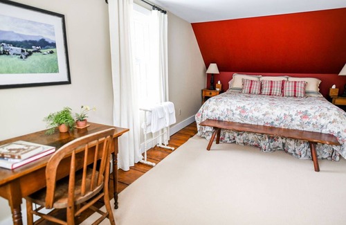 Stowe Cottage | cottage with walks for your dogs filled with Vermont antiques and charm