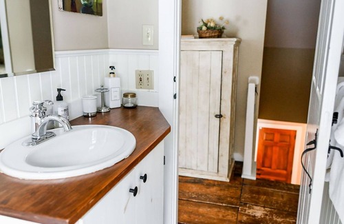 Stowe Cottage | cottage with walks for your dogs filled with Vermont antiques and charm