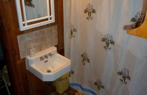 Hayward Cottage | Cottages on Round Lake, up to 6 people in each