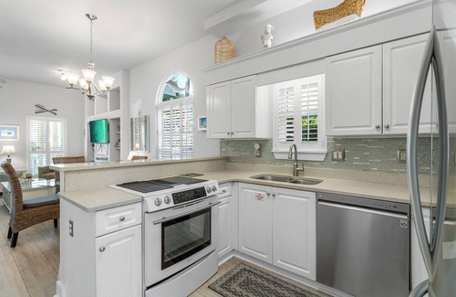 Crystal Beach House | Cotton Candy - Crystal Beach Cottages, Near Beach, Destin, Community Pool!