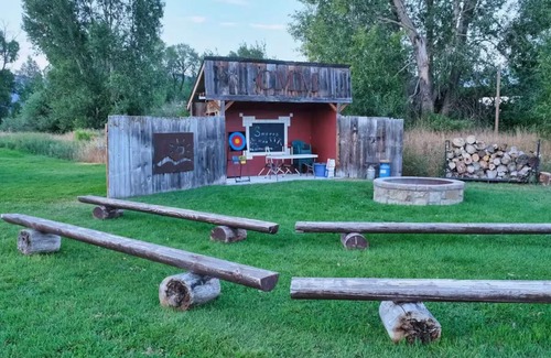 Swan Valley Apartment | Cottonwood cabin next to Pond