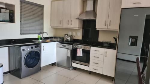 Greater Johannesburg Metropolitan Area Apartment | Cottonwoods Apartment for Family, Friends and Business trips.