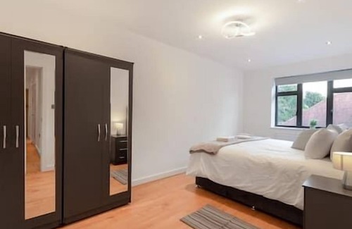 Coulsdon West Apartment | Coulsdon -Entire 2BR Flat, Covered Balcony - Walk to Station