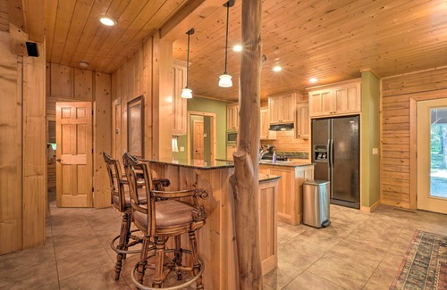 Springdale Cabin | ‘Country Cabin’ w/Wraparound Deck & Views!