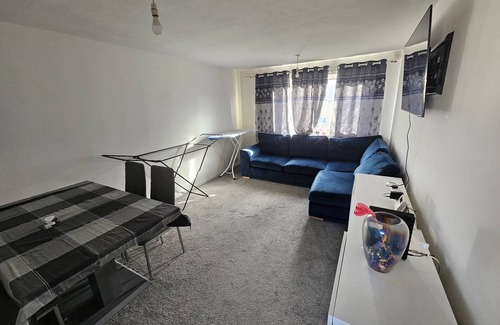 East Kilbride Apartment | Country calm with urban access