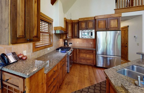 Tamarack Ski Chalet | Country Chalet - Beautiful Chalet|Private Hot Tub, Wood Fireplace