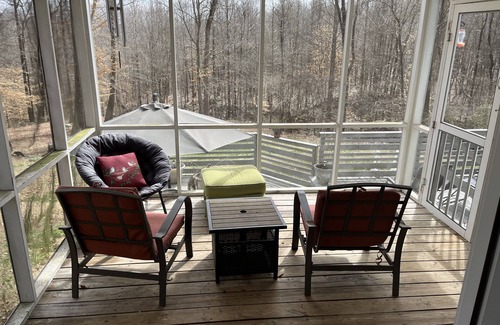 Bowling Green House | Country Charm City Convenience: Beautiful 3-Bedroom 2.5-Bath Home Forest Views