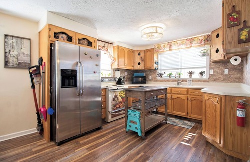 Mishawaka House | Country Charm on Clover Road/nKing Bed-Pet Friendly
