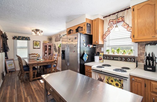Mishawaka House | Country Charm on Clover Road/nKing Bed-Pet Friendly