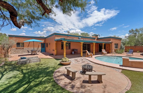 Tubac House | Country club living with private pool and hot tub.