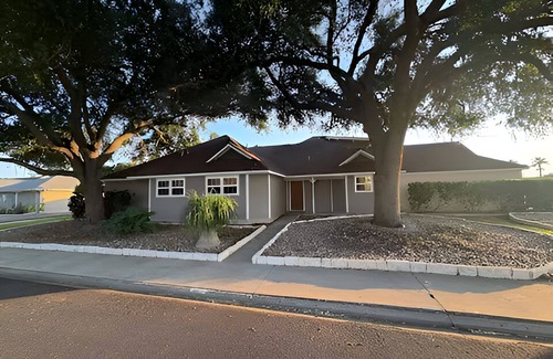 Alamo House | Country Club Retreat, Play Golf with Midterm Stays