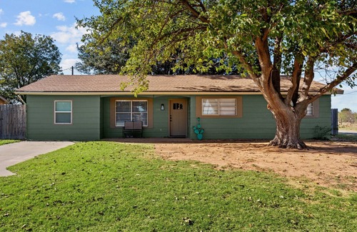 Knox City House | Country Comfort 4BR-2BA, New Reno, Patio, Fenced Yard, BBQ
