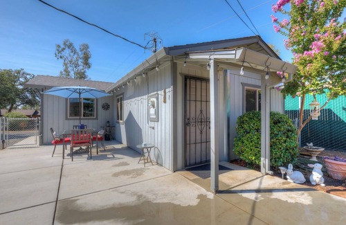 Oroville House | Country Cottage-1/4 acre fenced/gated, lots of parking, huge outdoor patio/yard