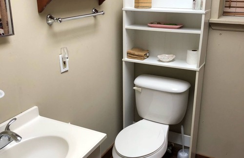 Williston Cottage | Country cottage. 2 bedroom/2 bath. Sleeps 4-8. Kitchen. Dining room. Grill.