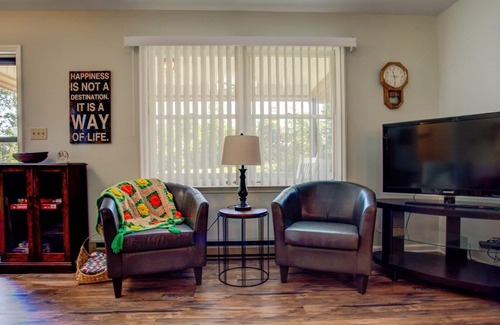Marshall House | Country Cottage: Cozy Country Cottage Escape, Close to Marshall, Asheville & activities.