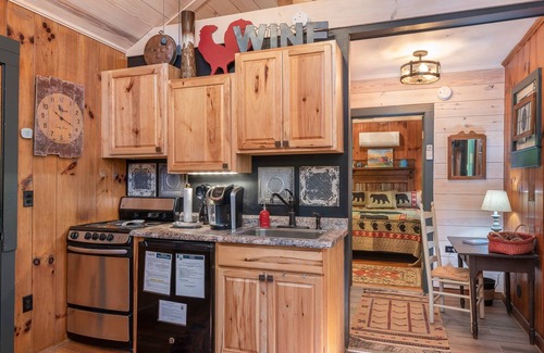 Skyland Cottage | Country Cottage Getaway | Private, Pet Friendly & 15 min. to Downtown AVL!