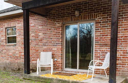 Broussard Cottage | Country Cottage King Suite 7mi to Youngsville Sport Complex in Broussard, LA