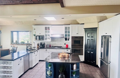 De Winton House | COUNTRY ESCAPE - 3 BD plus loft and 3 bath on 10nAcres. Sleeps 8 (Pet Friendly)