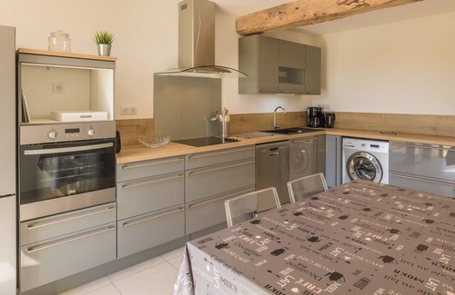 Champagne-et-Fontaine House | Country house with view of the castle.