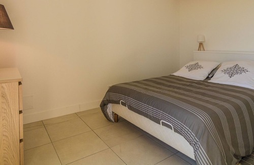 Champagne-et-Fontaine House | Country house with view of the castle.