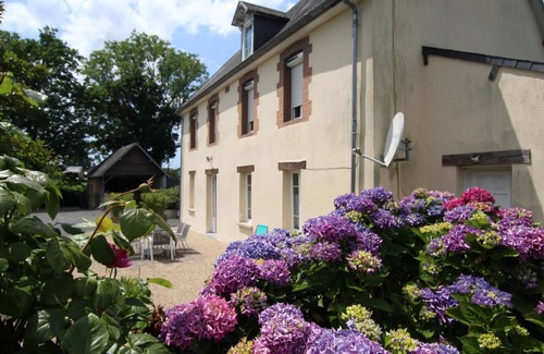 Saint-Martin-de-Cenilly Cottage | Countryside house with enclosed garden, parking, pets allowed