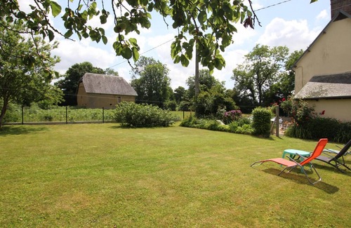 Saint-Martin-de-Cenilly Cottage | Countryside house with enclosed garden, parking, pets allowed