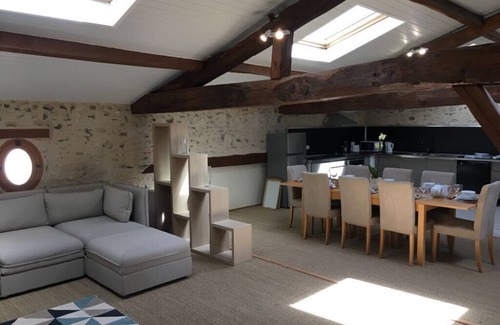 La Roquille House | Country get away in wine region with swimming pool & games room