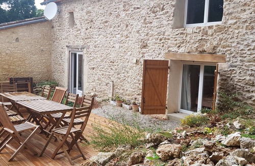 La Roquille House | Country get away in wine region with swimming pool & games room