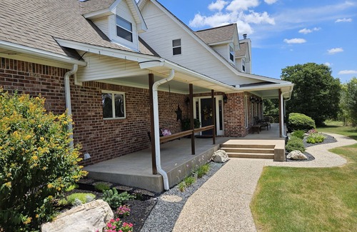 Country Properties House | Country Getaway Close to Campus-Kyle Gameday House Rental on 6 Acres