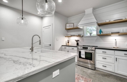 Washington Cottage | Country Gold ~ Aggieland Vacation Rentals