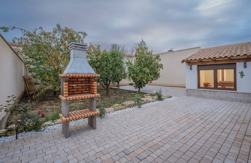 Melgar de Fernamental House | Country House 'Puente Del Rey' with Private Garden, Wi-Fi and Air Conditioning