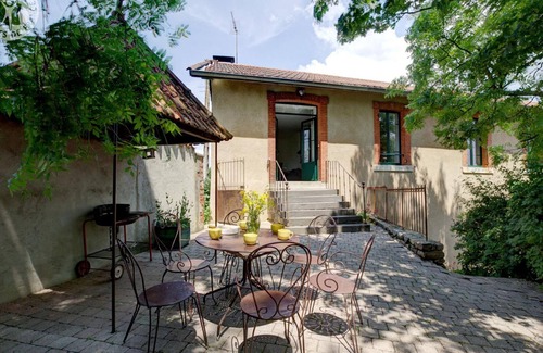 Saint-Just-la-Pendue Cottage | Country house with Jacuzzi, Sauna, Wi-Fi, and private garden