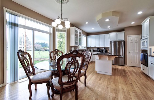 Cedar Hills House | Country Home City Center 3400 sqft 6 bds at Nike Intel 1st floor bedroom 15% off