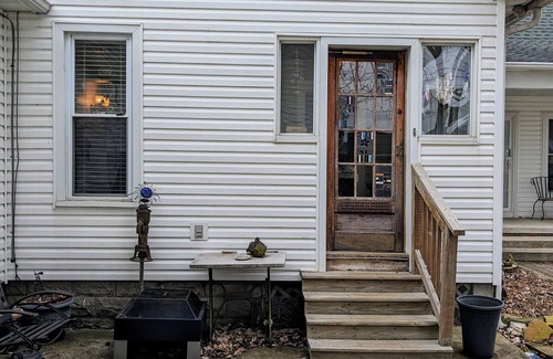 Sunbury House | Country Home Close to City Conveniences