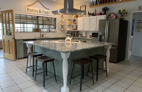 Voca House | Country Home on 33 acres, sleeps 20, On the San Saba River!