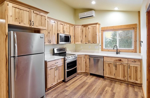 Salem House | Country Home w/mtn and vineyard view 5/m to Willamette Vine. or Enchanted forest