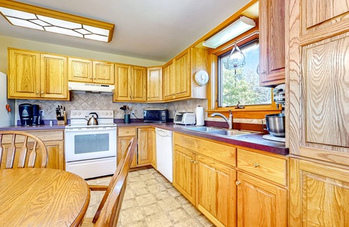 Wardsboro House | Country home with gorgeous property, porch & unobstructed mountain view