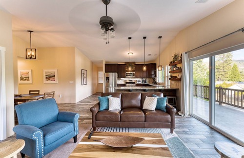 Grants Pass House | Country Home with Modern Conveniences
