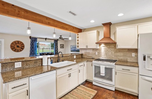 Flagstaff House | Country Home with Mountain Views, 4 Bedrooms, A/C, Allows Pets!